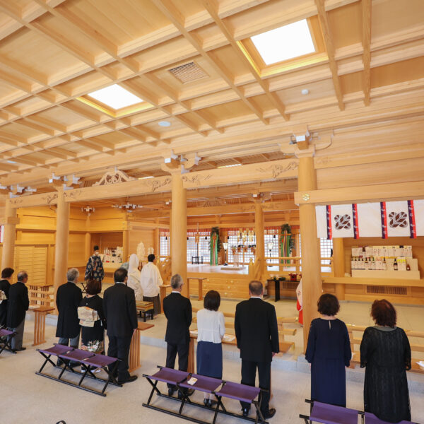 阿蘇神社の神殿で挙式を行う新郎新婦と参列者