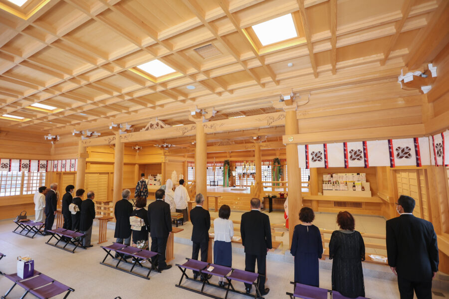 阿蘇神社の神殿で挙式を行う新郎新婦と参列者