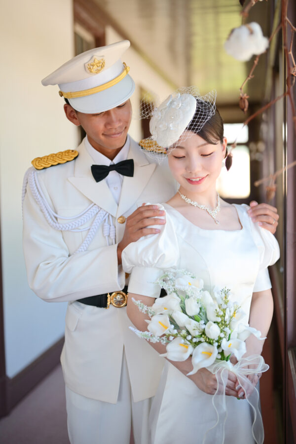 異人館の回廊でブーケを持つ新婦と新郎|柔らかな光に包まれたクラシカルフォト