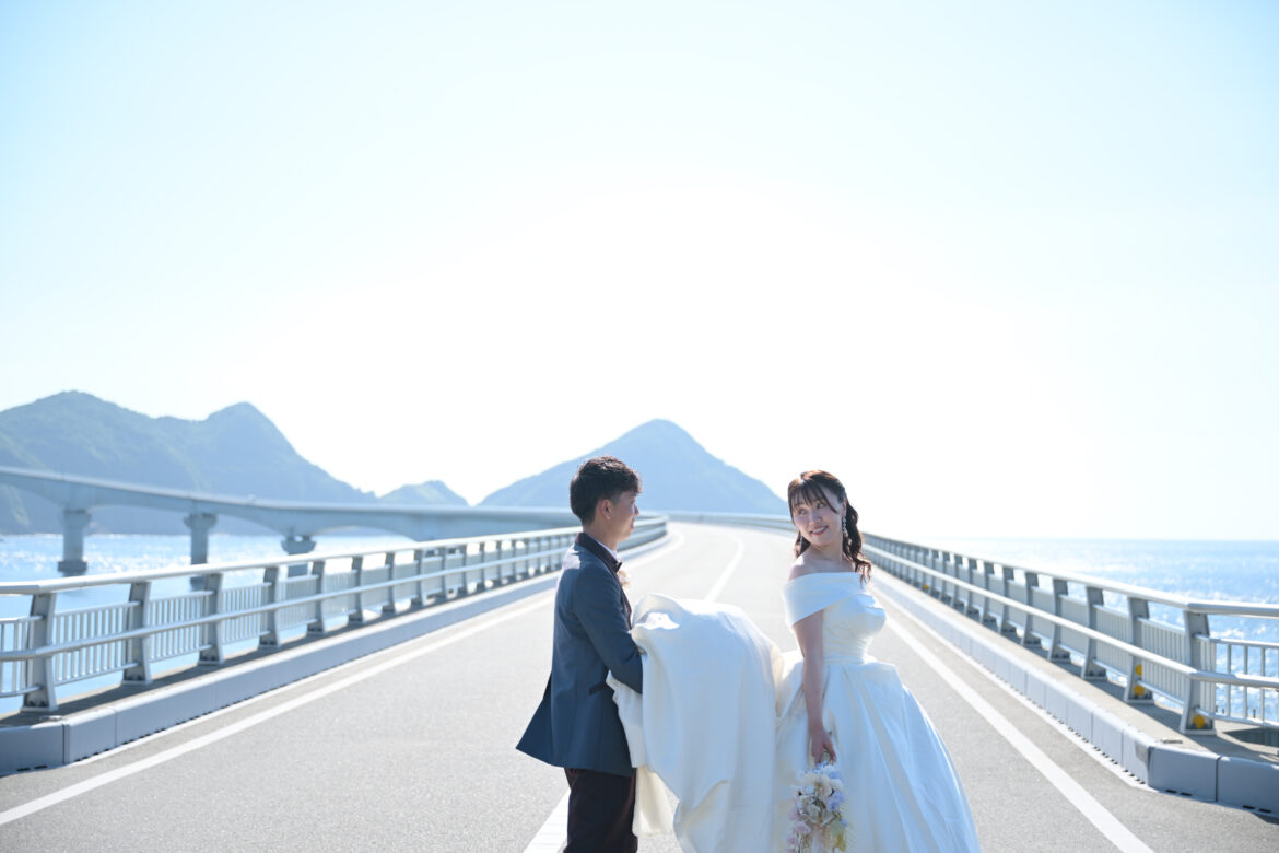 鹿児島・甑島の甑大橋でドレス姿の新郎新婦を撮影した前撮り写真