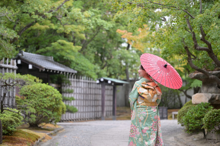 友泉亭公園の石畳を歩く振袖姿の成人式前撮り