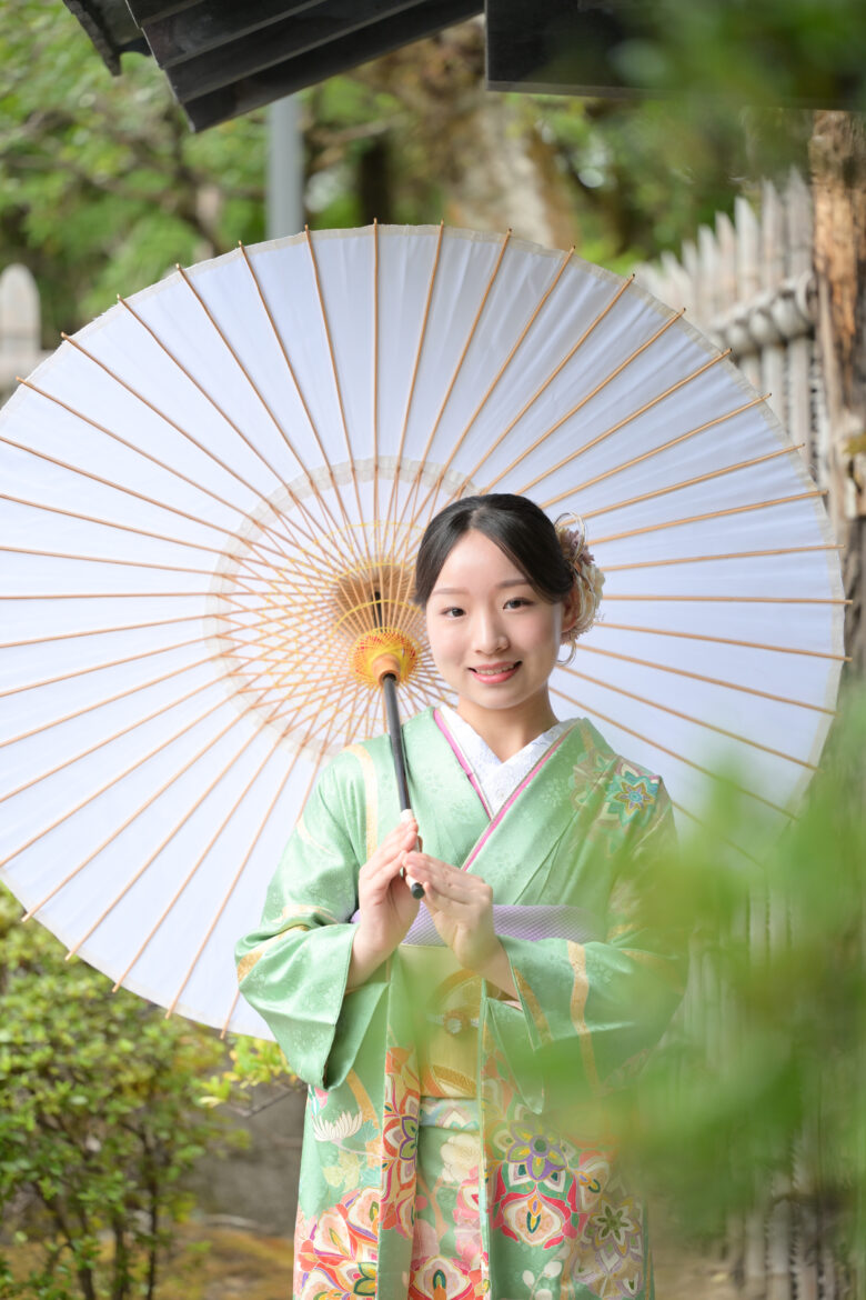 福岡・友泉亭公園で白い和傘を持つ振袖姿の成人式前撮り