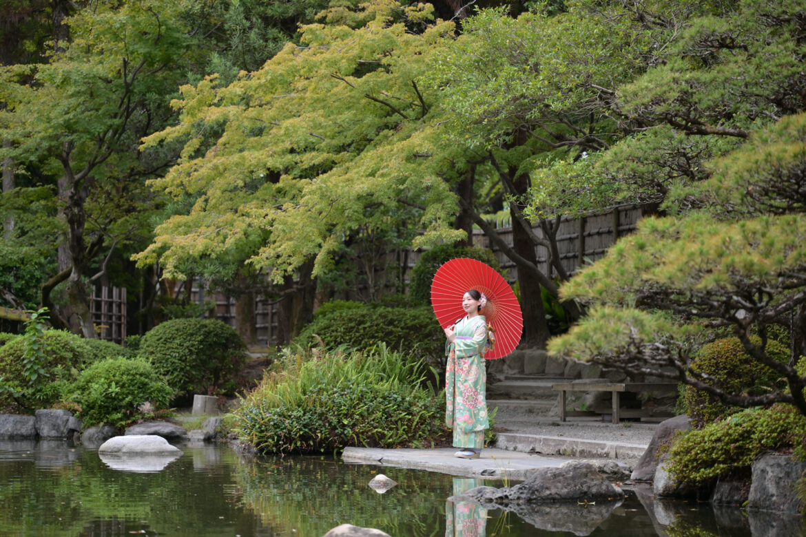 友泉亭公園の池と日本庭園を背景に撮影した成人式前撮り