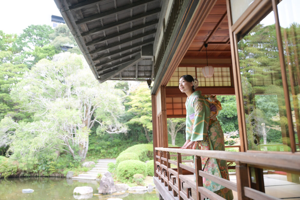 友泉亭公園の縁側で庭園を眺める振袖姿の成人式前撮り