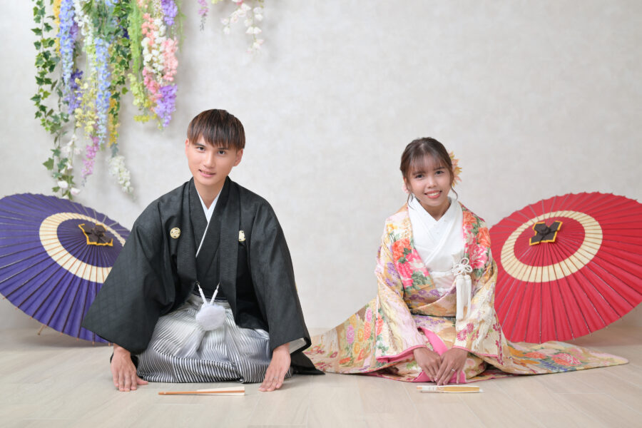 福岡店スタジオで色打掛と紋付袴を着た新郎新婦の和装前撮り