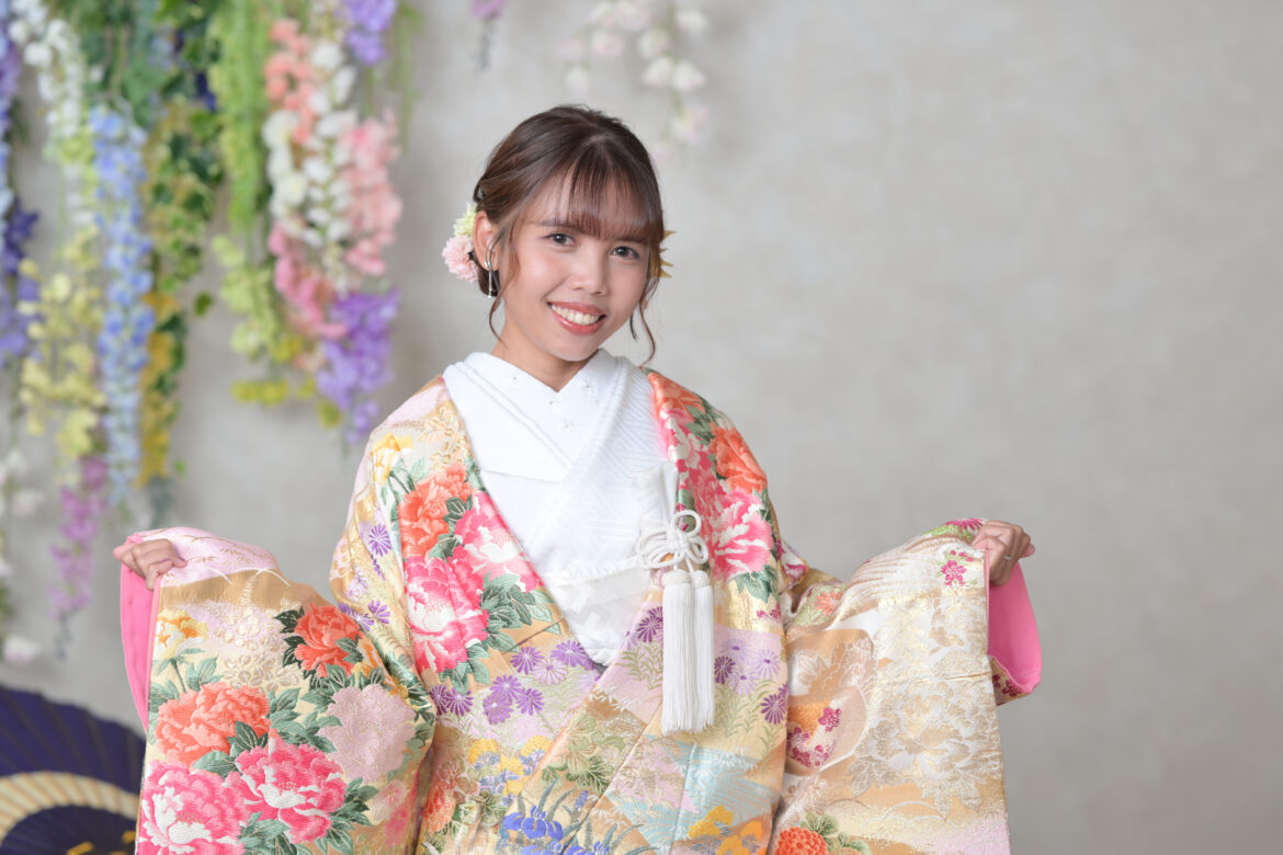 福岡店スタジオで色打掛を着た新婦の和装前撮り