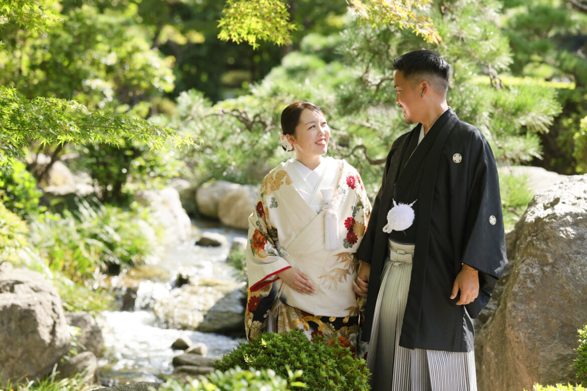 福岡の大濠公園日本庭園で色打掛と黒紋付袴を着た新郎新婦の和装前撮り